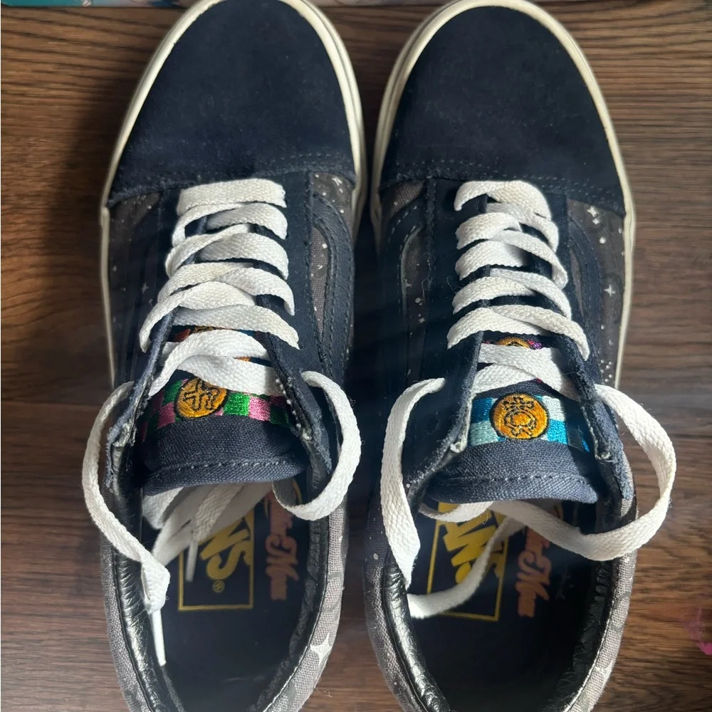 Vans - Picture 1 of 5